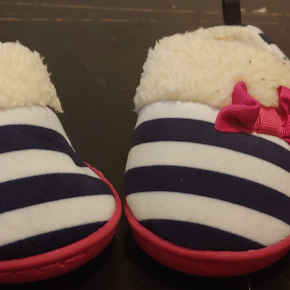 Brand new house shoes - Picture 3 of 4